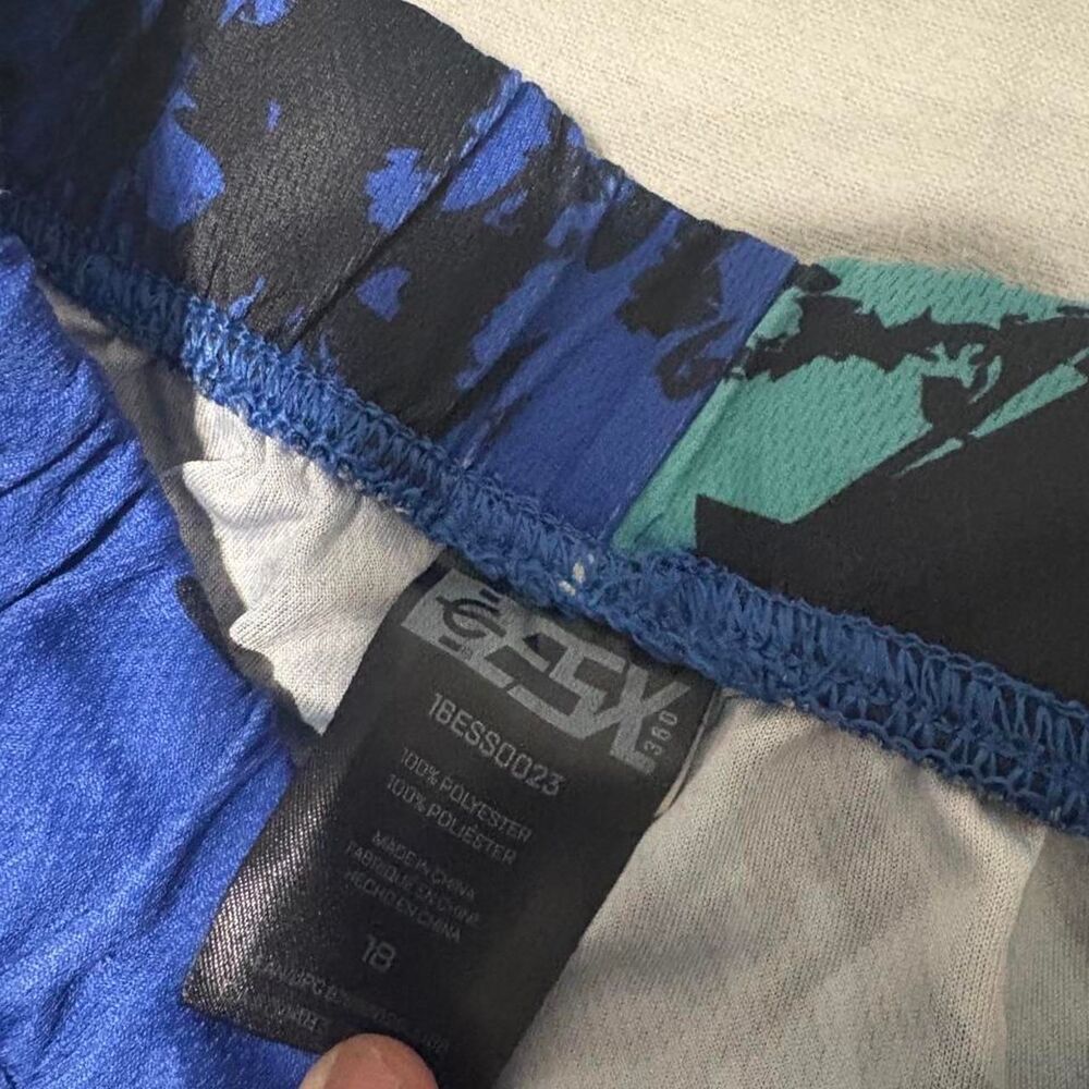 Men's multi Shorts - Picture 3 of 3